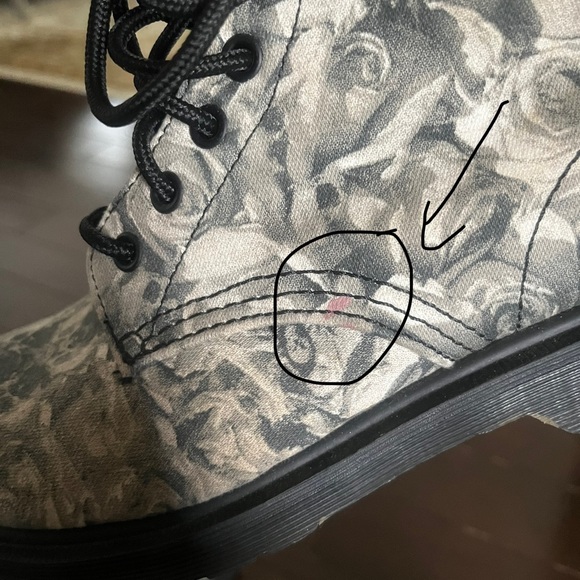 COPY - Dr Martens Beckett Skull and Rose Print Fine Canvas 8eye Boots - size 7 - Picture 11 of 13